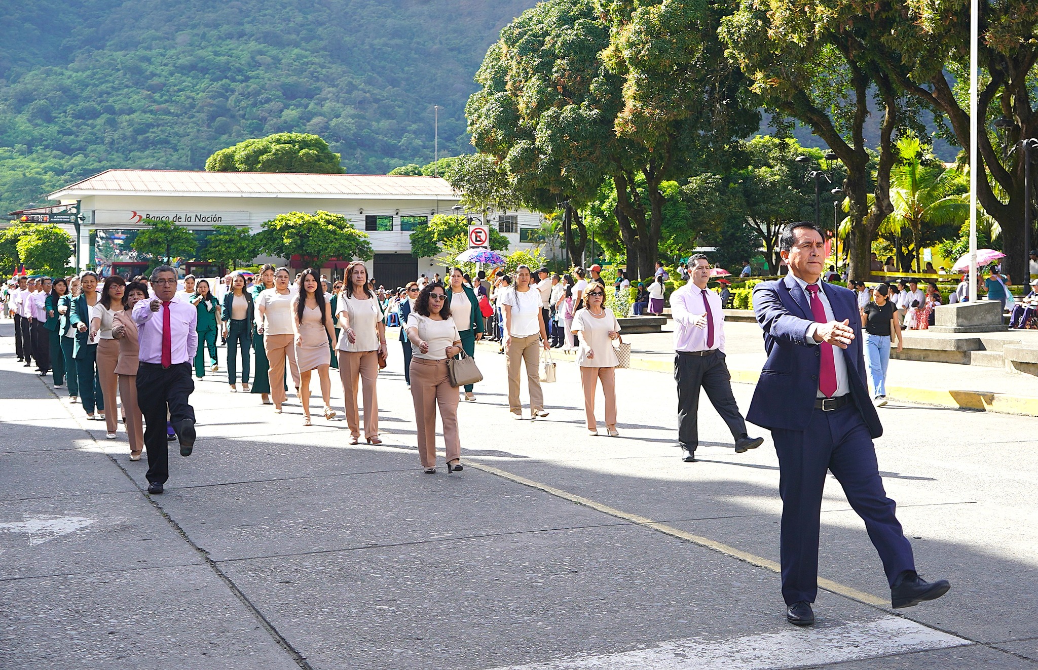 📚✨ ¡DESFILE INSTITUCIONAL POR LOS XXXIX AÑOS DE LA UNIDAD EDUCATIVA LOCAL LA CONVECNIÓN!